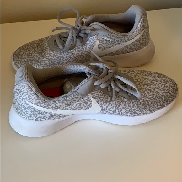 Grey Nike running shoes - Picture 3 of 4